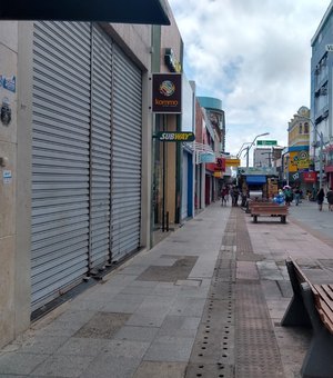 Com lojas fechadas, Centro de Maceió apresenta baixo movimento