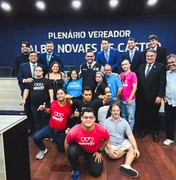 Integrantes do Amor 21 participam de sessão no plenário da Câmara de Maceió