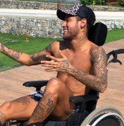 De cadeira de rodas, Neymar ‘homenageia’ Stephen Hawking