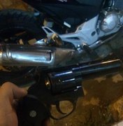 Homem é preso dentro de casa com arma de fogo, em Maceió