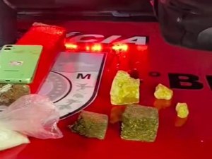 Foragido da Justiça é preso com drogas dentro de casa no Clima Bom, em Maceió