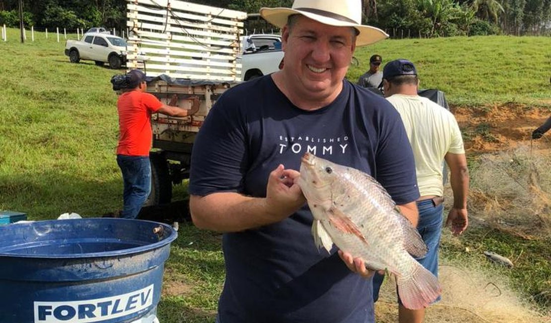 Prefeitura de Porto de Pedras entrega peixe à população