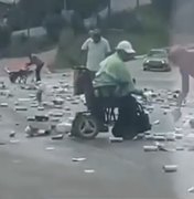 Carga de cerveja cai de veículo e é saqueada por populares na BR-101, em Messias