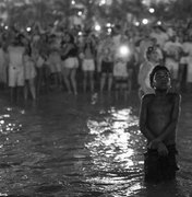 Fotógrafo encontra menino de foto que viralizou no réveillon do Rio