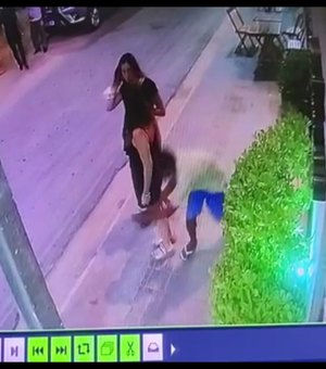 [Vídeo] Câmera flagra ladrão roubando celular de mulher em Maragogi