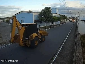 Imagens mostram momento em que retroescavadeira atinge motociclista em Arapiraca