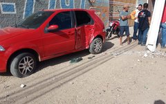 Condutor perde controle de carro e colide em moto em Arapiraca