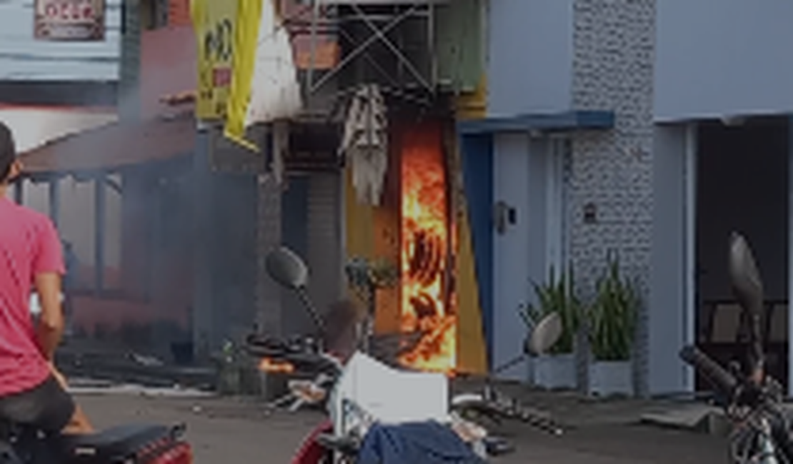[Vídeo] Incêndio destrói loja de peça de motos em Craíbas
