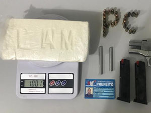 Preso por homicídio, prefeito de Maribondo estava com arma e quase um quilo de cocaína