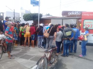 Mãe e filha se acidentam após colisão de moto e carro