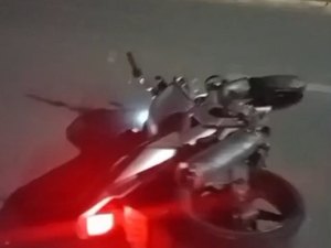 Motociclista perde o controle e sofre acidente no fim da Rota do Mar, em Maceió