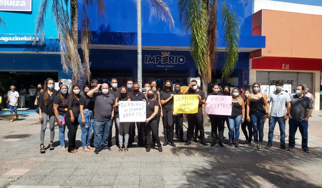 Lojistas e funcionários protestam por flexibilização de horários do Centro