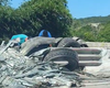 Carreta carregada com pneus tomba e tem carga saqueada no Pilar