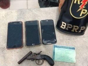 Dupla suspeita de assaltos é detida no Santos Dumont, em Maceió