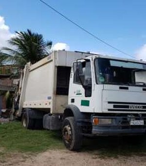Caminhão desgovernado invade muro de residência no Sertão 