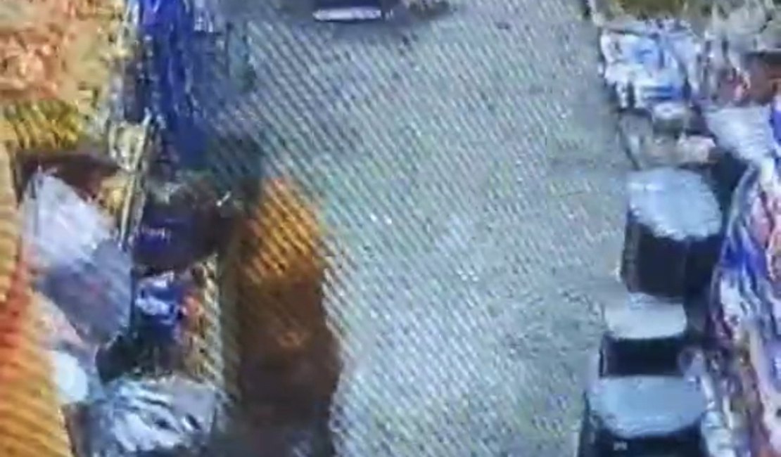 Homem é flagrado furtando desodorantes de supermercado no Centro de Arapiraca