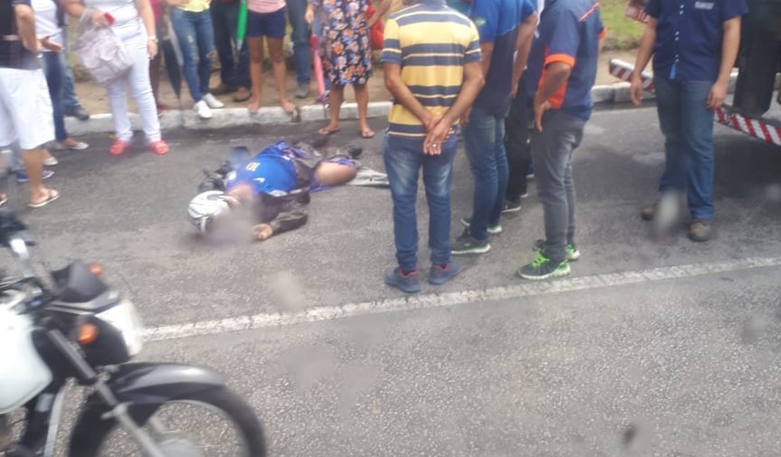 Motoqueiro morre atropelado por caminhão na Avenida Durval de Góes Monteiro