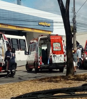[Vídeo] Colisão entre carro e moto deixa feridos na Avenida Fernandes Lima