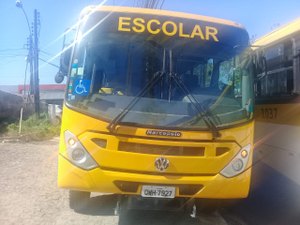 Flanelinhas são autuados após apedrejar ônibus escolar em Maceió