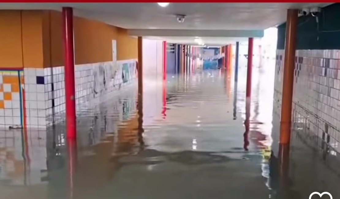 Chuvas causam inundação em escola localizada no CEPA, em Maceió