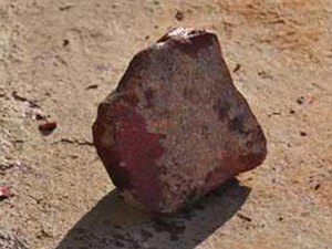 Homem sem identificação é apedrejado e morto