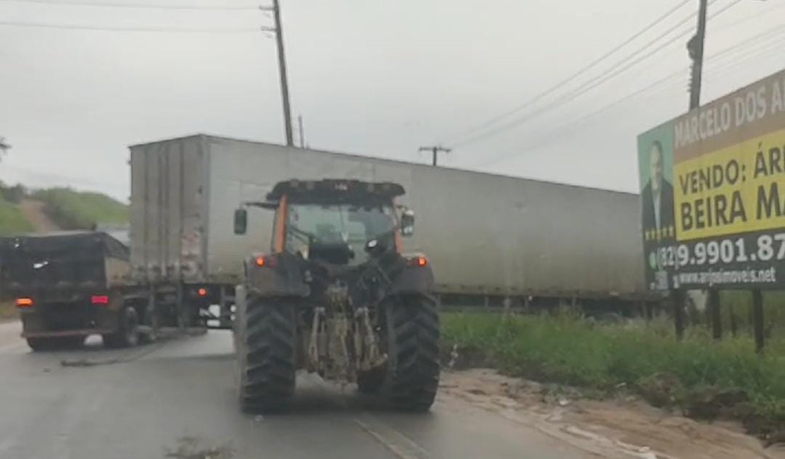 [Vídeo] Motorista perde controle direcional da carreta e sofre acidente em São Luís