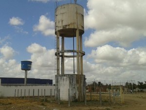 Rachaduras em caixa d'água provoca medo em moradores de conjunto