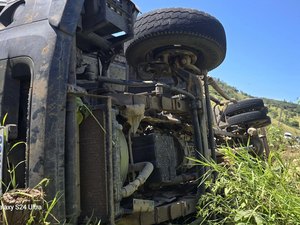 Motorista de caminhão-pipa morre após veículo tombar na AL-145, em Água Branca