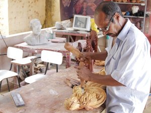 Exposição ?40 anos de Arte? conta a trajetória de santeiro