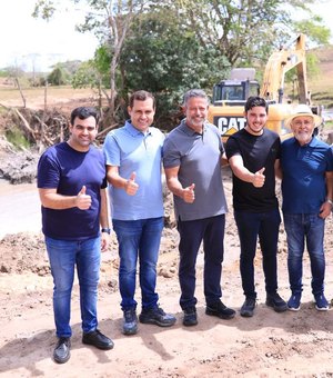 Ao lado de Arthur Lira, Charles Pacheco inspeciona obra da rodovia que ligará São Sebastião a Feira Grande