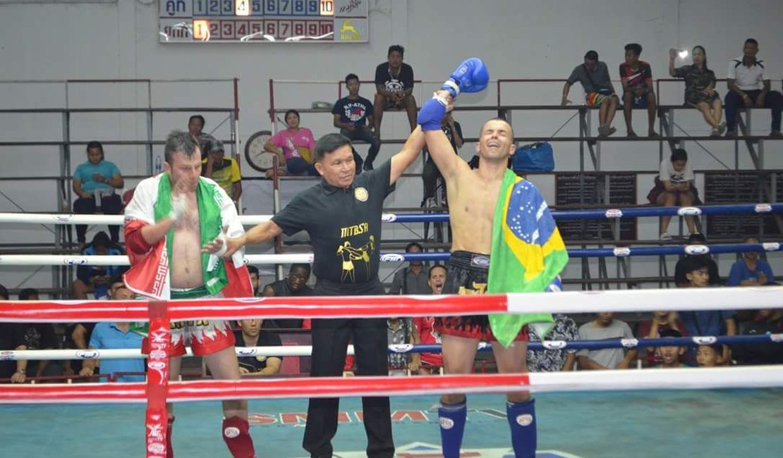 Lutador alagoano conquista troféu em campeonato de Muay Thai, na Tailândia