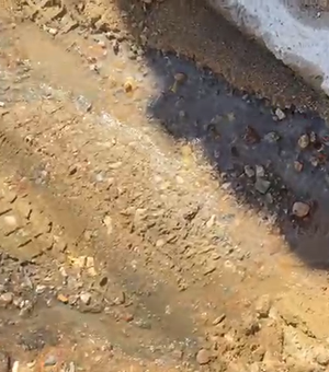 [Vídeo] Moradora denuncia esgoto a céu aberto após obra em Arapiraca