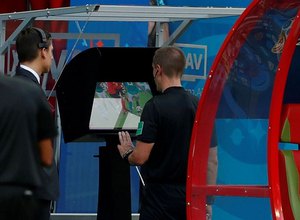 'Arbitro de vídeo está limpando o futebol', diz presidente da Fifa