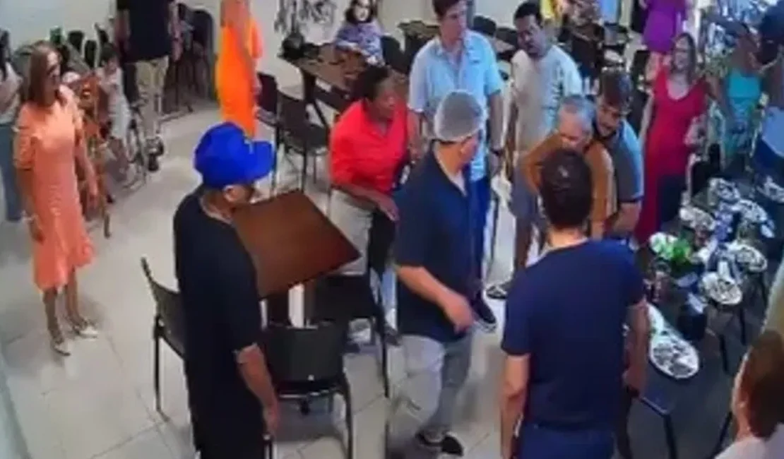 [Vídeo] Policial militar salva idoso de engasgo durante almoço de Dia das Mães, em Maceió