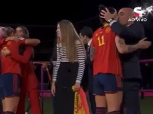 Jogadora da Espanha leva beijo na boca durante a premiação da Copa do Mundo Feminina