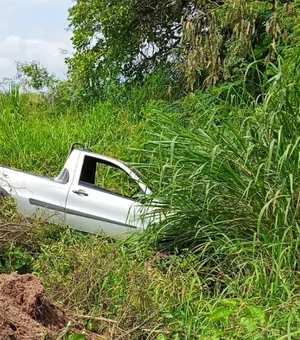 Condutor desvia carro de buraco e sofre acidente de trânsito em Arapiraca