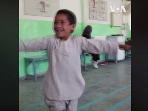[Vídeo] Menino sírio emociona internet por alegria após receber prótese