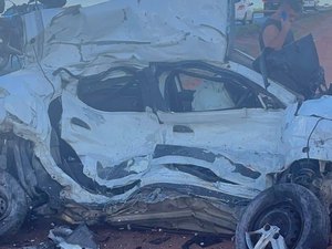 Colisão entre carreta e carro de passeio deixa jovem morto em Marechal Deodoro