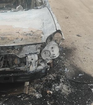 Carro furtado em Delmiro Gouveia é encontrado destruído por incêndio
