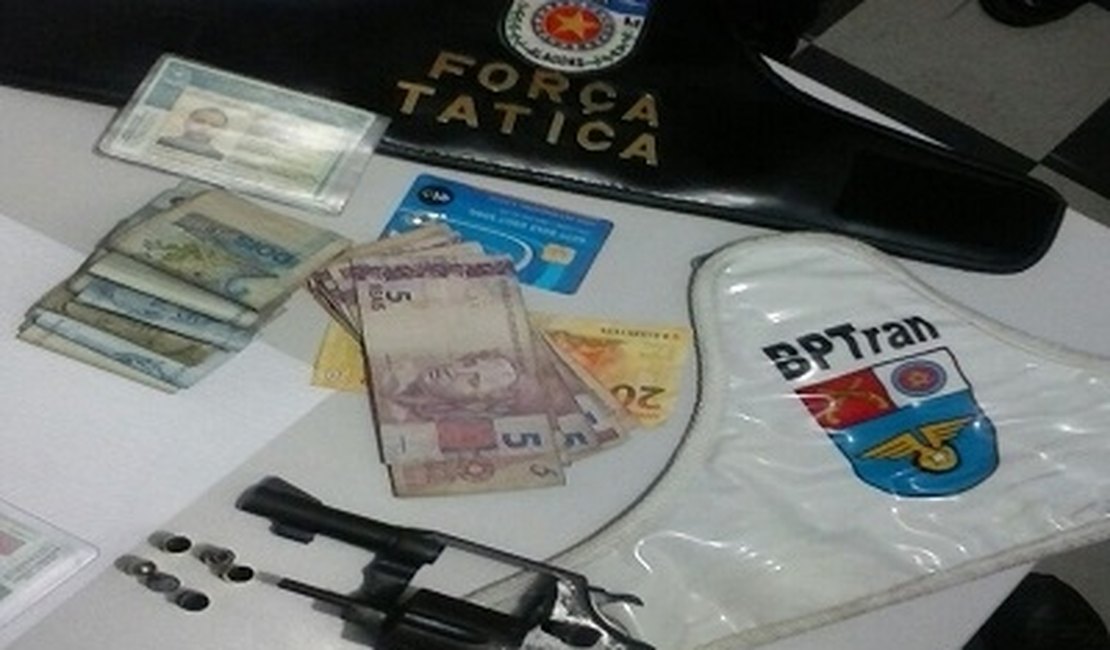 Acusados de assalto são presos com arma de fogo