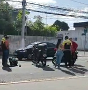 [Vídeo]  Motociclista colide após desviar de pedestre que atravessou a pista fora da faixa