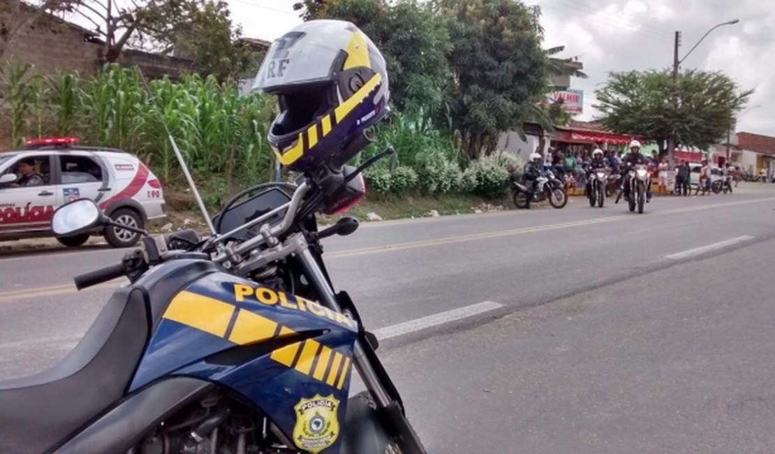[VÍDEO] PRF prende 3 pessoas e apreende 11 motocicletas no sertão