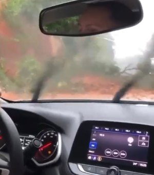 Motorista flagra desabamento de barreira em Murici: 'livramento'