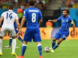 Pirlo beira a perfeição nos passes e reclama do calor excessivo