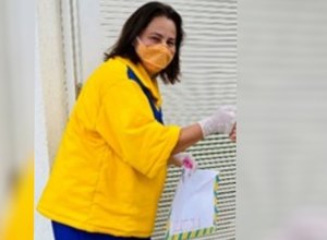 Professora se veste de carteira para entregar cartinhas aos alunos, em Goianésia: 'Não aguentava mais a saudade'