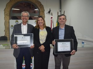 Poeta e professor universitário são homenageados