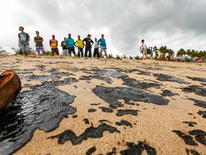 Governo faz coletiva sobre manchas de óleo no Nordeste
