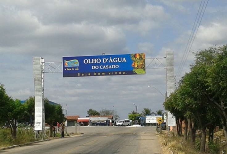 Prefeitura acusa gestão anterior por descontos ilegais nos salários de servidores em Olho d’Água do Casado