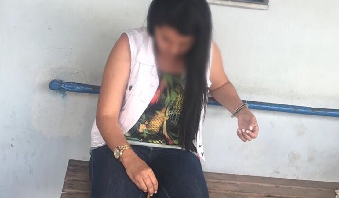 [Vídeo] Mulher é presa em flagrante por tentar furtar produtos de maquiagem 