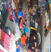 [Vídeo] Bandido armado comete assalto em mercadinho de Porto Calvo